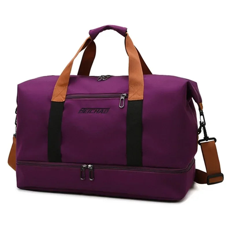 Le sac de sport femme Movella™ est l’allié élégant et fonctionnel de toutes les femmes actives à la recherche d’un sac de sport femme imperméable, à la fois chic et pratique. Conçu en tissu Oxford hydrofuge, il protège vos effets personnels, que ce soit après la piscine, une séance de yoga, de fitness, ou durant un week-end de 2 nuits. Sa grande capacité de 20 à 35 litres et ses multiples compartiments intelligents en font un sac de sport femme grande capacité idéal pour organiser vos affaires.