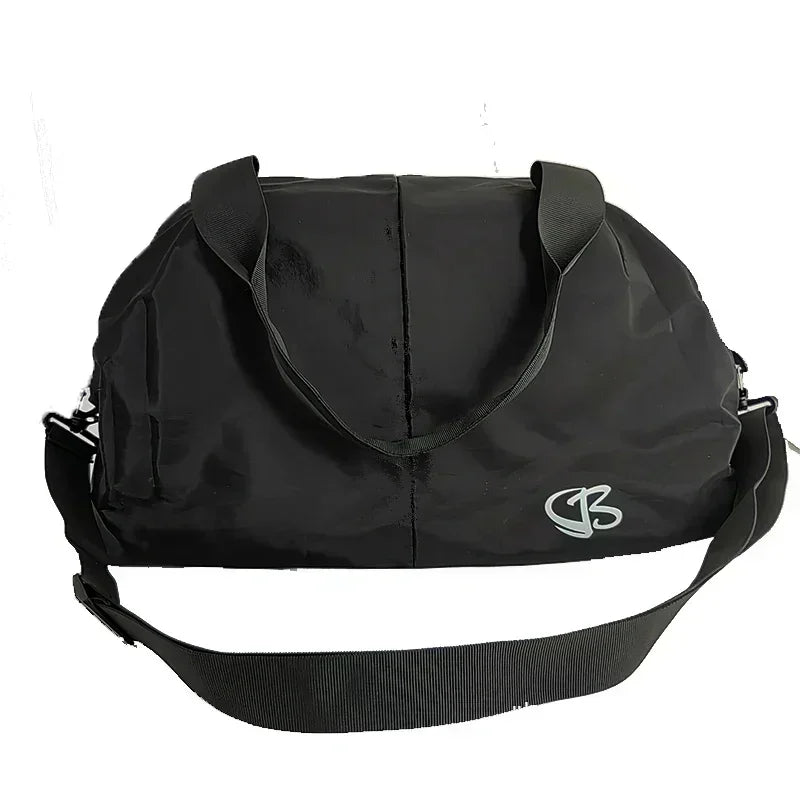 Sac de sport femme PowerFit™ ouvert montrant ses compartiments
Sac de sport femme PowerFit™ fermé, design élégant et compact
Poches intérieures organisées du sac de sport femme pour linge sale
Poche zippée arrière sécurisée du sac de sport femme PowerFit™
Sac de sport femme avec tenue de gym, prêt pour l'entraînement
Sac de sport femme PowerFit™ porté à la main, style moderne
Détail du tissu Oxford imperméable du sac de sport femme
Organisation du contenu dans le sac de sport femme PowerFit™