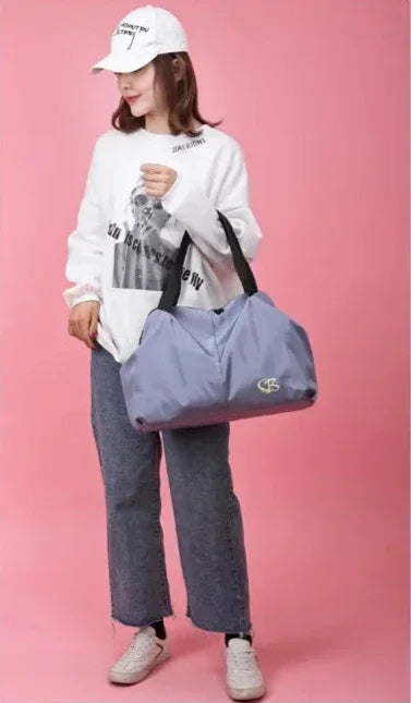 Sac de sport femme PowerFit™ ouvert montrant ses compartiments

Sac de sport femme PowerFit™ fermé, design élégant et compact

Poches intérieures organisées du sac de sport femme pour linge sale

Poche zippée arrière sécurisée du sac de sport femme PowerFit™

Sac de sport femme avec tenue de gym, prêt pour l'entraînement

Sac de sport femme PowerFit™ porté à la main, style moderne

Détail du tissu Oxford imperméable du sac de sport femme

Organisation du contenu dans le sac de sport femme PowerFit™

