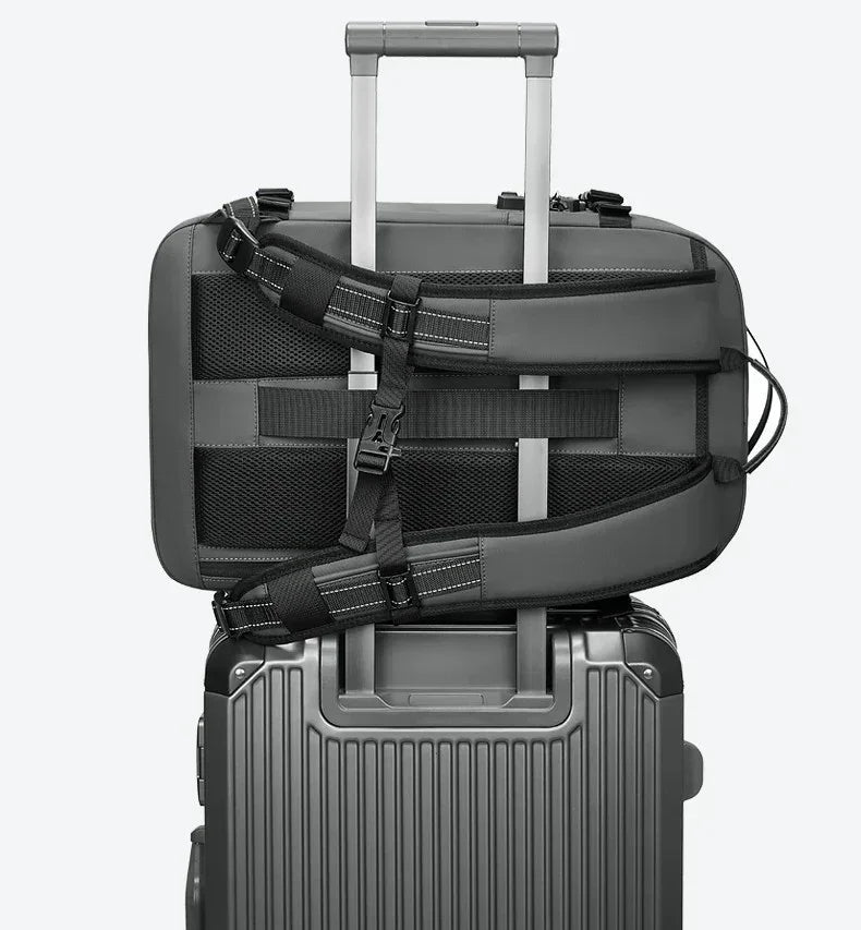 Sac à dos compression sous vide Evasion Slim attaché à une valise cabine, accessoire voyage