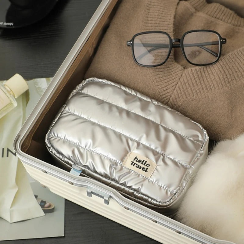 Trousse de toilette voyage PuffTravel argent avec maquillage et soins à l'intérieur