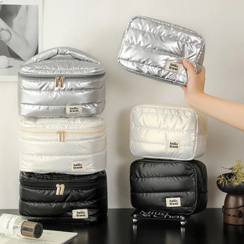 Trousse de toilette voyage PuffTravel argent avec maquillage et soins à l'intérieur