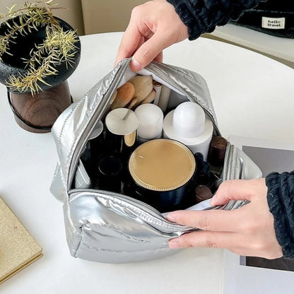 Trousse de toilette voyage PuffTravel argent avec maquillage et soins à l'intérieur