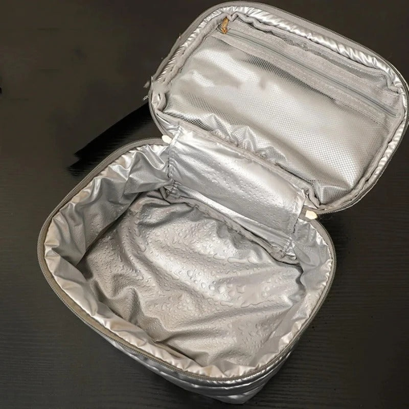 Trousse de toilette voyage PuffTravel argent avec maquillage et soins à l'intérieur