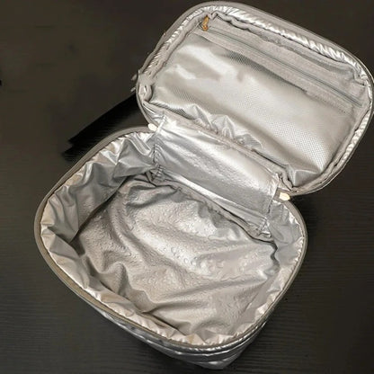 Trousse de toilette voyage PuffTravel argent avec maquillage et soins à l'intérieur