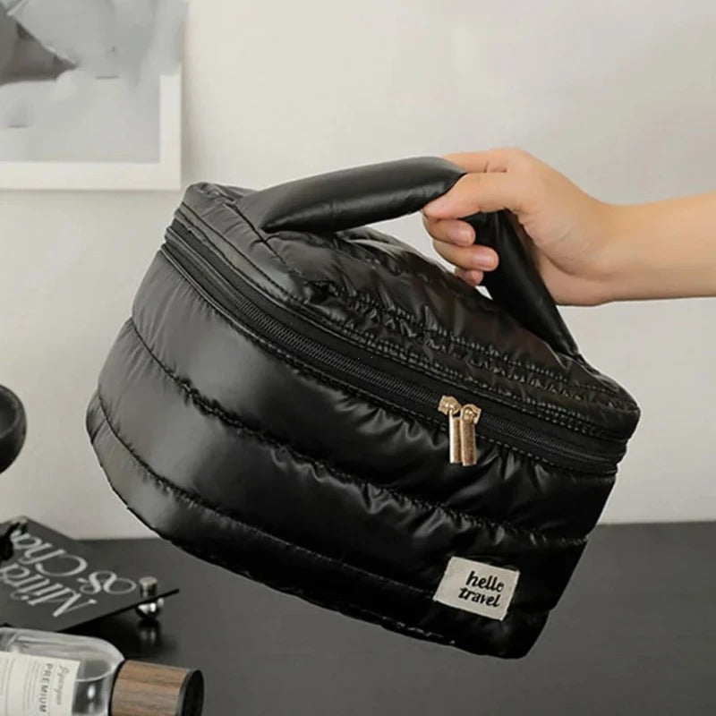 Trousse de toilette voyage PuffTravel argent avec maquillage et soins à l'intérieur