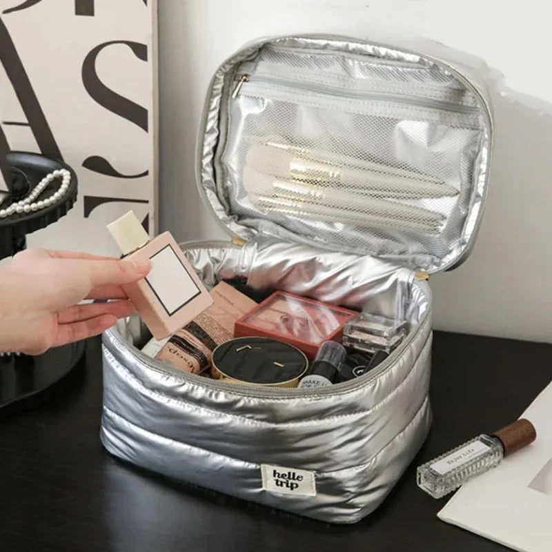 Trousse de toilette voyage PuffTravel argent avec maquillage et soins à l'intérieur