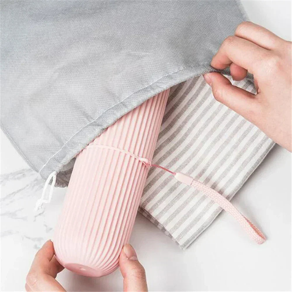 Etui brosse a dents de voyage CleanBox, boite portable en PP alimentaire pour brosse a dents et dentifrice, design compact leger avec gobelet integre. Accessoire hygiene pour voyage, camping, sac a dos, rangement salle de bain. Etui brosse a dents homme femme, anti-poussiere, 4 couleurs, ideal pour organiser son kit de toilette en deplacement