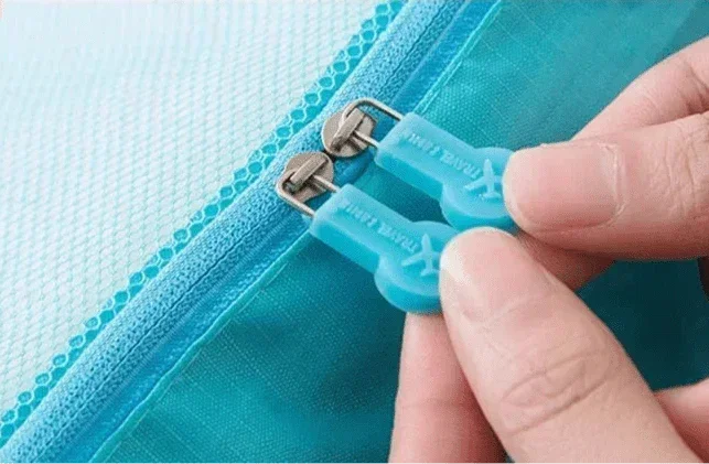 gros plan sur fermeture éclair de cubes de rangement valise, accessoire organisation bagage