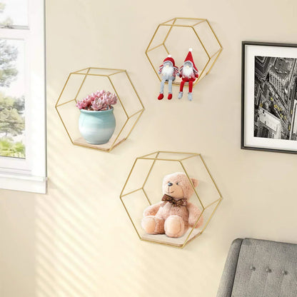 Rangement mural design scandinave doré dans une salle à manger chic.