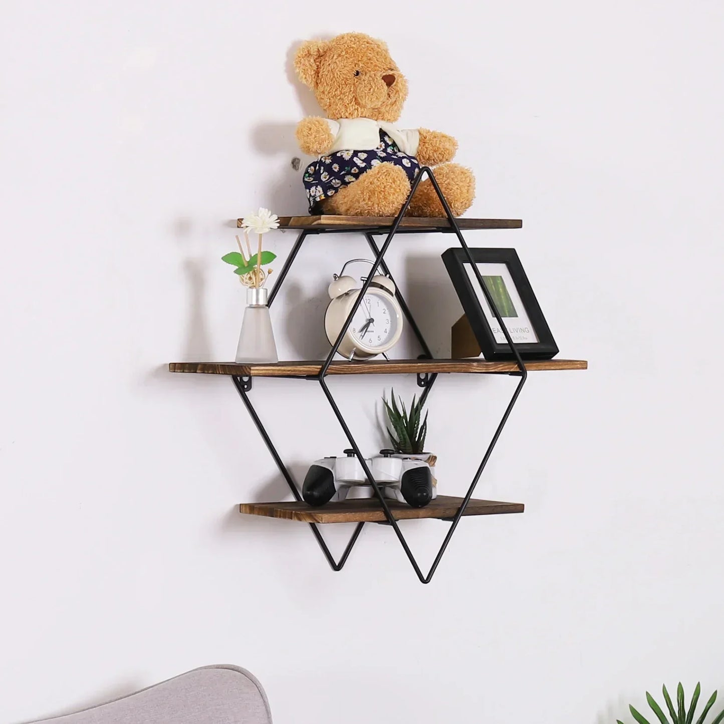Découvrez l'étagère murale décorative Diamant Rustique™ : design industriel bois-métal, 3 niveaux robustes pour gain d'espace. Achetez en ligne à 37€, livraison gratuite France ! Idéal pour salon/chambre.