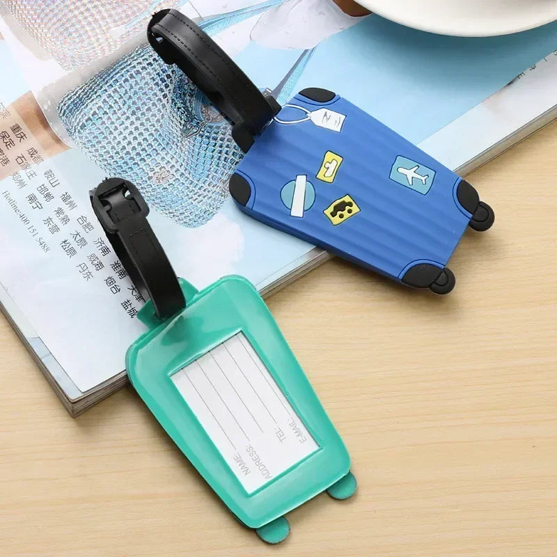 Étiquette bagage en silicone colorée et résistante pour valise et sac, avec carte d’identification protégée, attache sécurisée, design dessin animé enfant ou style élégant adulte, idéale pour voyage avion, train et déplacements en famille.