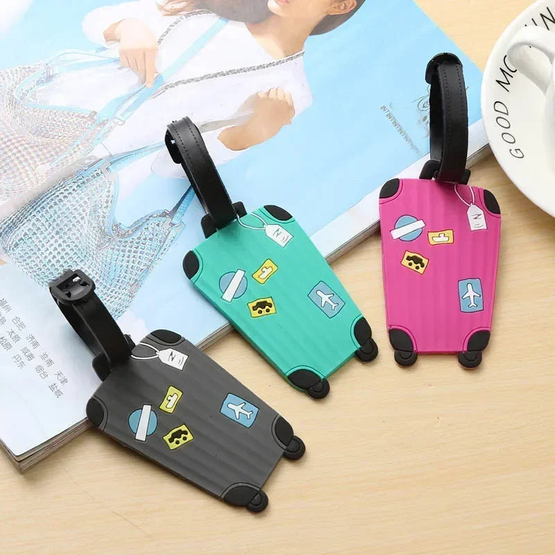 Étiquette bagage en silicone colorée et résistante pour valise et sac, avec carte d’identification protégée, attache sécurisée, design dessin animé enfant ou style élégant adulte, idéale pour voyage avion, train et déplacements en famille.
