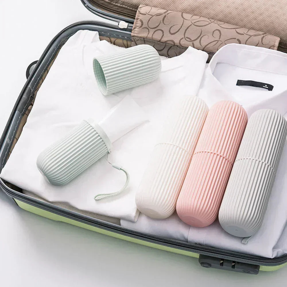 Etui brosse a dents de voyage CleanBox, boite portable en PP alimentaire pour brosse a dents et dentifrice, design compact leger avec gobelet integre. Accessoire hygiene pour voyage, camping, sac a dos, rangement salle de bain. Etui brosse a dents homme femme, anti-poussiere, 4 couleurs, ideal pour organiser son kit de toilette en deplacement