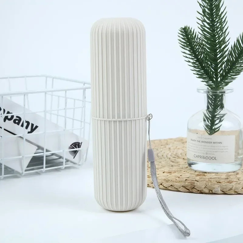 Etui brosse a dents de voyage CleanBox, boite portable en PP alimentaire pour brosse a dents et dentifrice, design compact leger avec gobelet integre. Accessoire hygiene pour voyage, camping, sac a dos, rangement salle de bain. Etui brosse a dents homme femme, anti-poussiere, 4 couleurs, ideal pour organiser son kit de toilette en deplacement