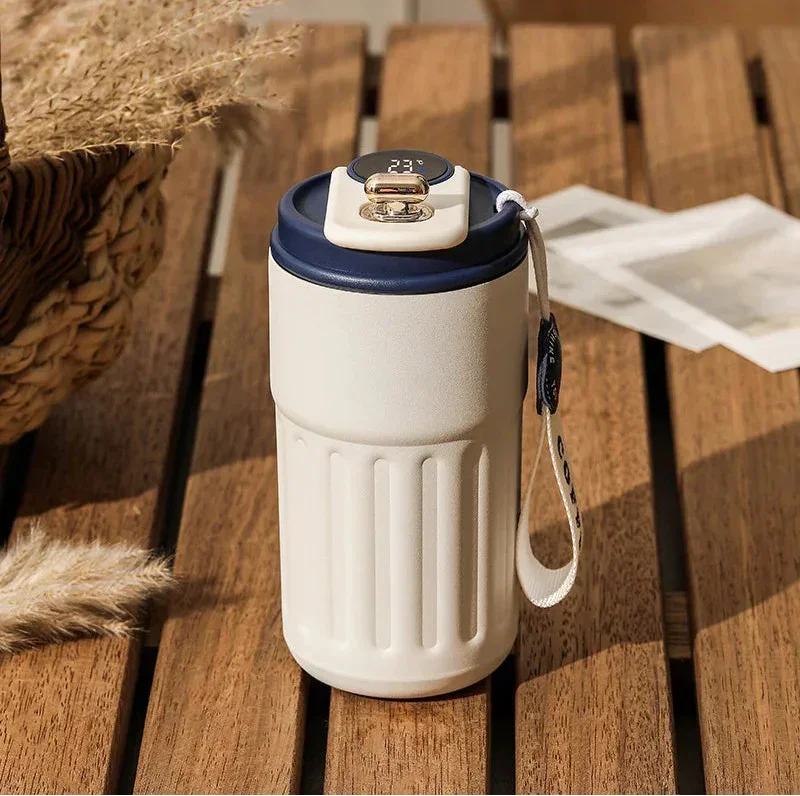 Découvrez Mug Isotherme | ThermoSmart™, bien plus qu'un simple thermos intelligent ou une bouteille isotherme connectée. Cette tasse thermique numérique révolutionnaire avec son mug température affichage intégré repense l'expérience des boissons chaudes. Conçue comme une gourde électronique haut de gamme, elle combine l'élégance d'un mug professionnel élégant à la performance d'un thermos maintien température 12h. Parfaite tasse café connectée bureau ou tasse voyage intelligent, cette gourde isotherme écran