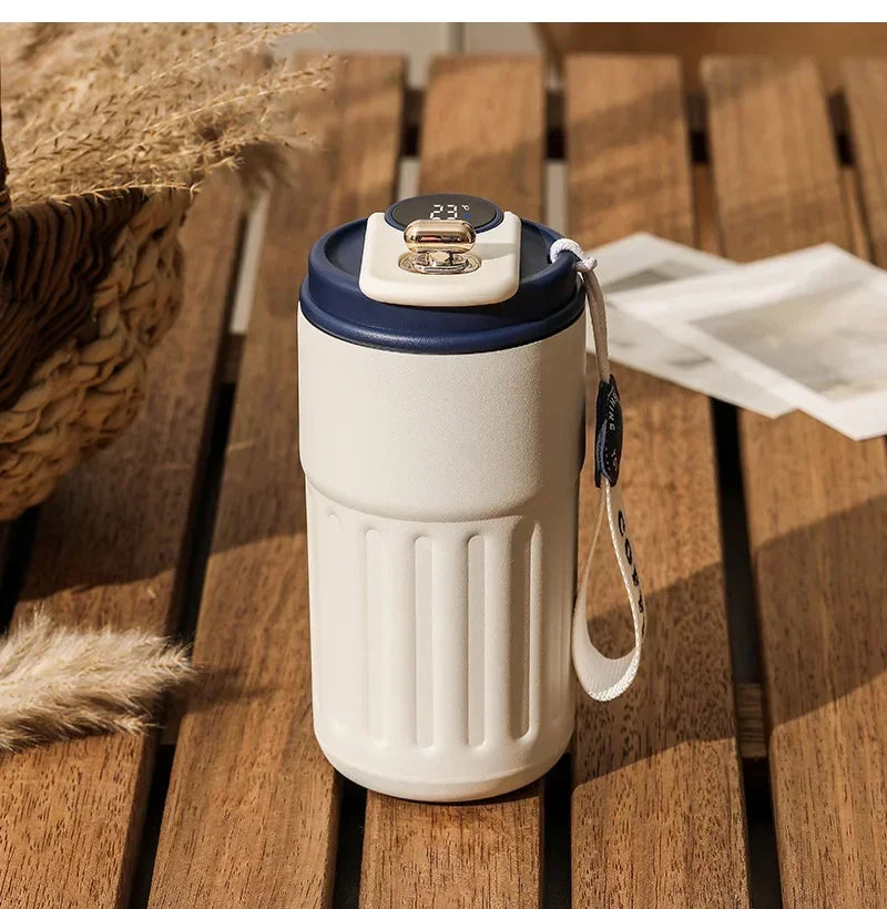 Mug isotherme Thermosmart blanc sur table en bois, idée cadeau entreprise Cosy Corner