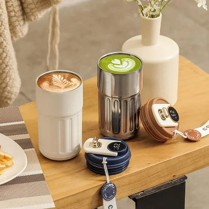 Découvrez Mug Isotherme | ThermoSmart™, bien plus qu'un simple thermos intelligent ou une bouteille isotherme connectée. Cette tasse thermique numérique révolutionnaire avec son mug température affichage intégré repense l'expérience des boissons chaudes. Conçue comme une gourde électronique haut de gamme, elle combine l'élégance d'un mug professionnel élégant à la performance d'un thermos maintien température 12h. Parfaite tasse café connectée bureau ou tasse voyage intelligent, cette gourde isotherme écran