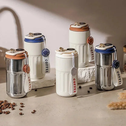 Découvrez Mug Isotherme | ThermoSmart™, bien plus qu'un simple thermos intelligent ou une bouteille isotherme connectée. Cette tasse thermique numérique révolutionnaire avec son mug température affichage intégré repense l'expérience des boissons chaudes. Conçue comme une gourde électronique haut de gamme, elle combine l'élégance d'un mug professionnel élégant à la performance d'un thermos maintien température 12h. Parfaite tasse café connectée bureau ou tasse voyage intelligent, cette gourde isotherme écran