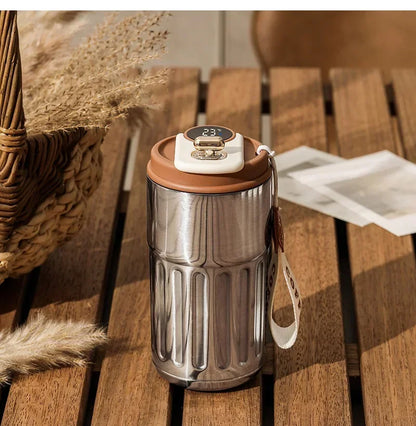 Mug isotherme ThermoSmart LesDémoniaques, thermos chic sur table bois, maintien 12h