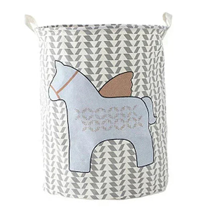 Le panier à linge sale pliable et imperméable PetitClean™ de Rangement Chic offre une solution de rangement complète pour la chambre d’enfant grâce à sa grande capacité, sa structure stable et son revêtement waterproof qui garde les vêtements, jouets et accessoires parfaitement organisés. Robuste, léger et anti-odeurs, il s’adapte aussi bien aux chambres de bébé qu’aux espaces plus grands, tout en restant décoratif et facile à plier pour un gain de place optimal. Multifonction, il permet de ranger linge sal