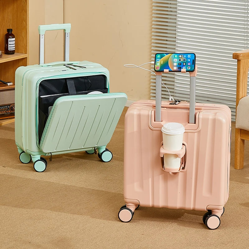 Petite valise cabine 18 pouces UrbanMove18 avec ouverture frontale, conçue en ABS robuste, équipée de roues pivotantes 360°, d’une fermeture sécurisée par code, d’une poignée télescopique, d’un port USB intégré et d’un porte-gobelet, proposée par Rangement Chic pour des voyages urbains élégants et pratiques.