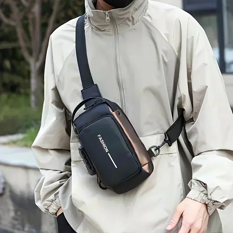 Homme utilisant le sac bandoulière VaultPack™ imperméable lors d'un voyage