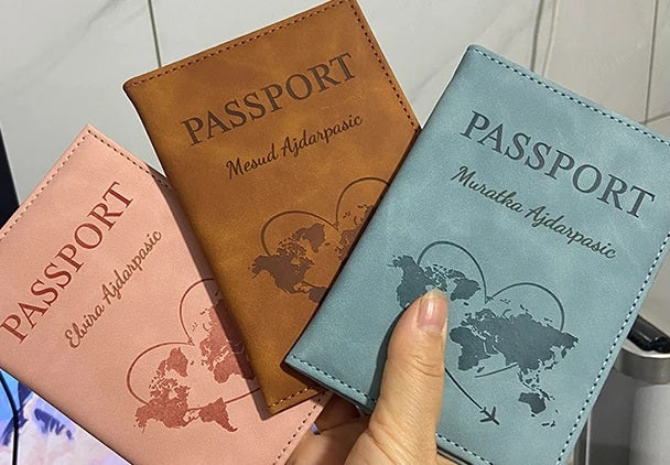 Protège passeport personnalisé pour famille avec noms gravés, idéal pour éviter les confusions lors des contrôles de passeport