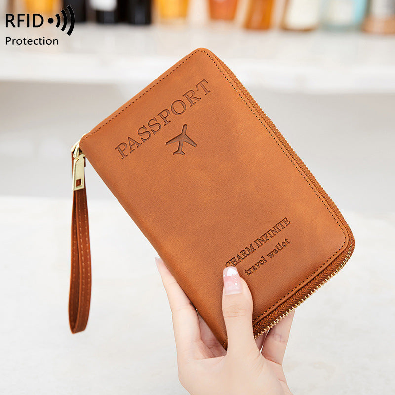 protege passeport RFID zippé en PU marron avec dragonne, format 19x11,5 cm pour voyage cabine avion variante pratique taille elegante