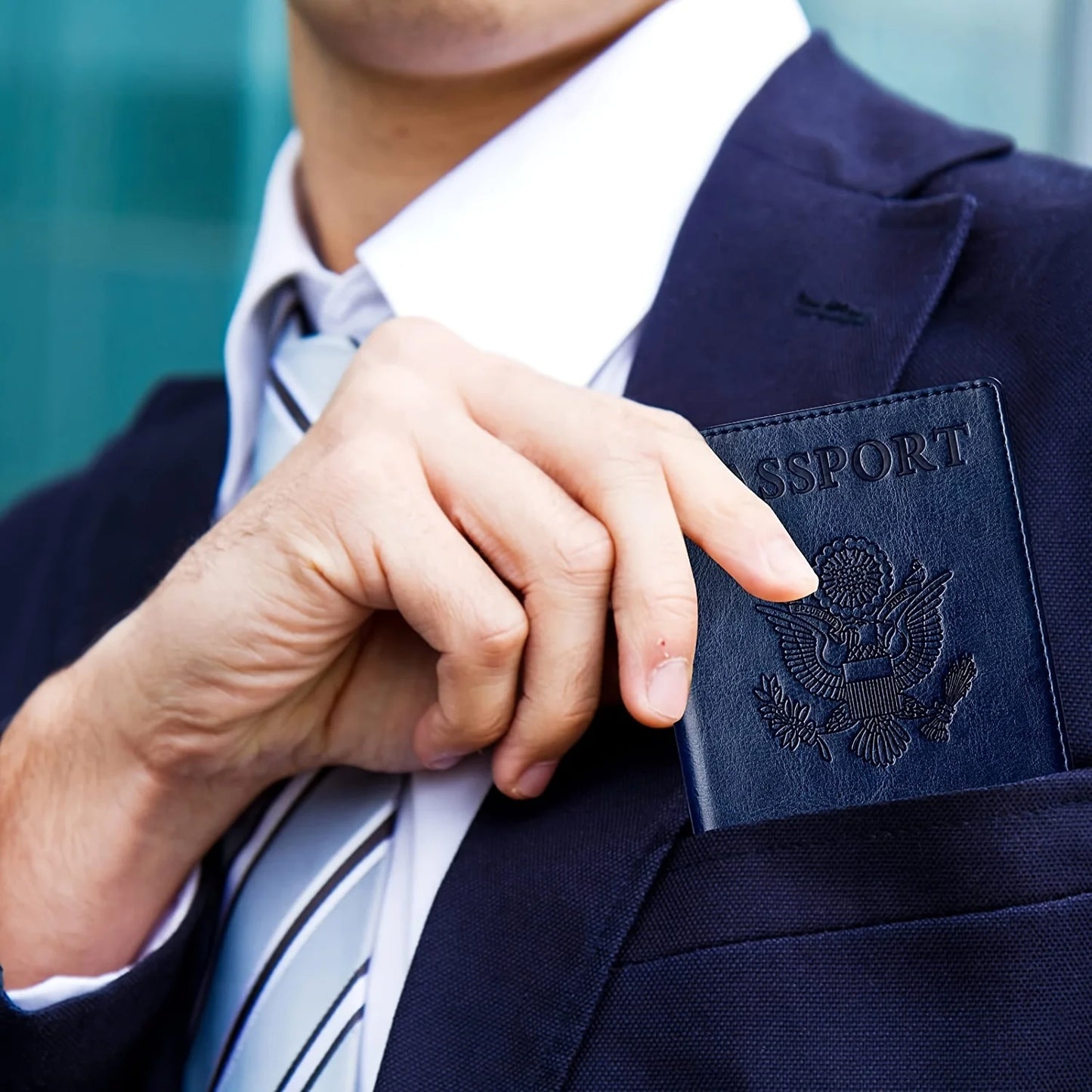 protege passeport discret rangé dans une poche de veste pour voyage professionnel