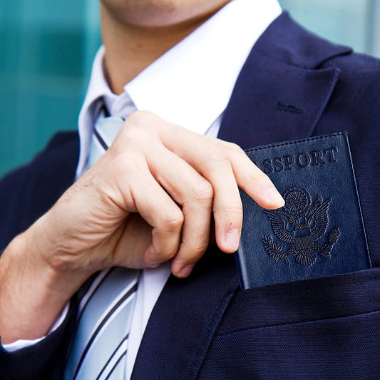 protege passeport discret rangé dans une poche de veste pour voyage professionnel
