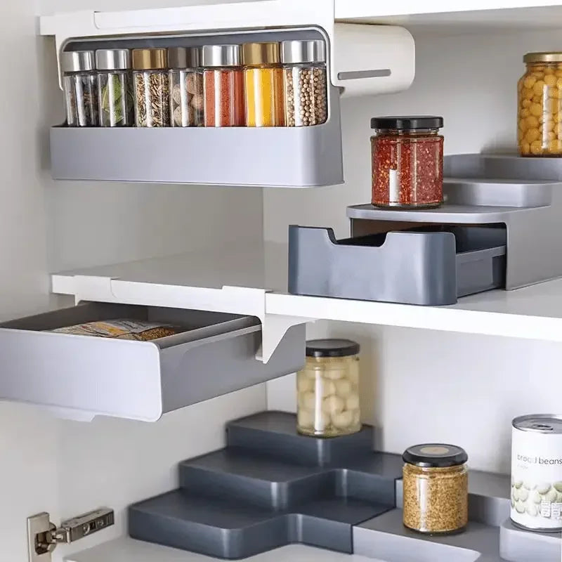 LeTiroirÉpicé™ est un tiroir à épices coulissant sous étagère, un rangement pour épices sans perçage idéal pour optimiser l’espace dans une petite cuisine moderne. Cet organisateur d’épices auto-adhésif au design élégant et discret s’installe facilement grâce à un adhésif 3M VHB ultra-résistant. Ce rangement cuisine gain de place accueille jusqu’à sept pots d’assaisonnement standard, transformant un espace inutilisé en solution de rangement chic et pratique. Parfait comme étagère à épices adhésive, support 