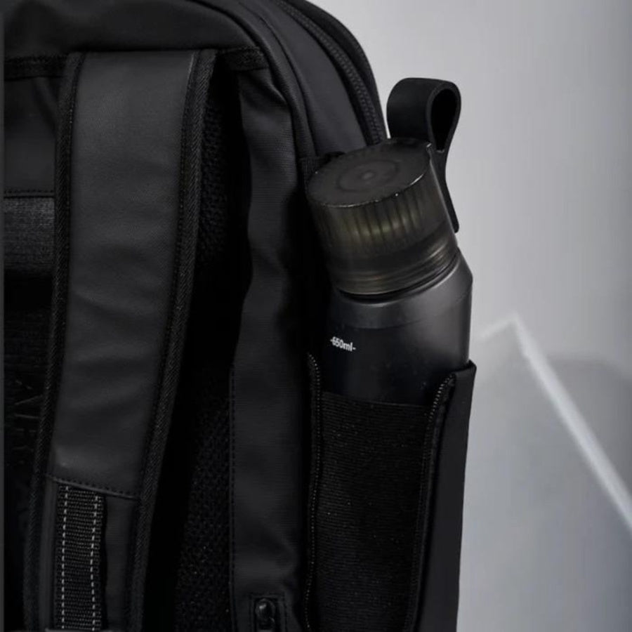 sac à dos compression sous vide évasion slim avec gourde d'eau noire en poche latérale