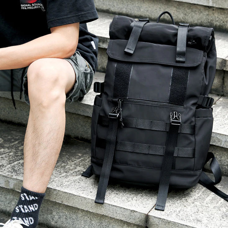 sac a dos roll top urbain avec poches zippees et velcro pour voyage et commute