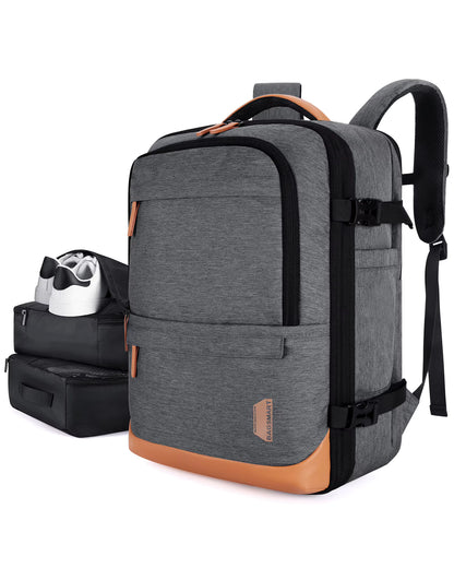 Sac à dos voyage Bag-Smart-RC gris aux finitions camel, accompagné de deux cubes de rangement et d’un sac à chaussures.