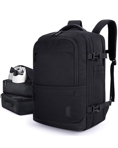 Sac à dos voyage Bag-Smart-RC noir vu de trois quarts, accompagné de deux cubes de rangement et d’un sac à chaussures
