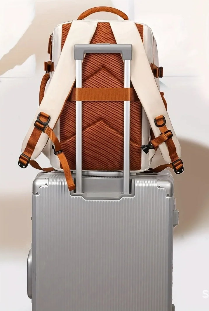 Sac a dos de voyage pour femme en couleur bleu paon avec compartiment respirant pour chaussures, capacité 35 litres, plusieurs rangements et dos souple pour week-end.