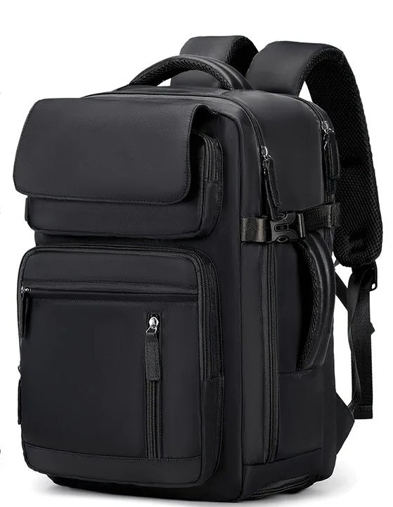 Femme voyageant avec sac a dos Aura Voyage vert, montrant l'organisation intelligente des poches et le confort du système Air Cushion Belt pendant un déplacement.