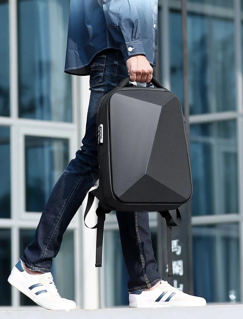 Homme utilisant le sac-a-dos-antivol-nomad-shield, dos noir extensible avec sangle pour valise et port USB, dans un aéroport.