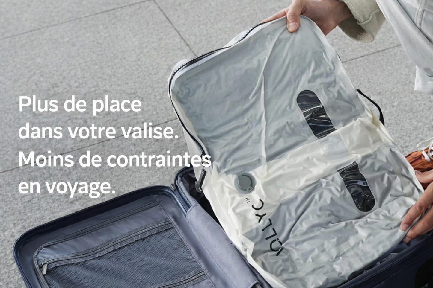 Sac de compression voyage placé dans une valise cabine pour optimiser l’espace de rangement.
