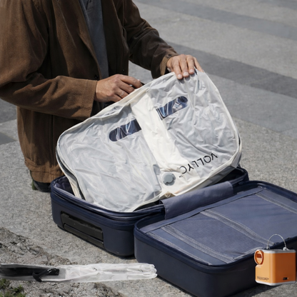 Sac de compression voyage placé dans une valise cabine pour optimiser l’espace de rangement.
