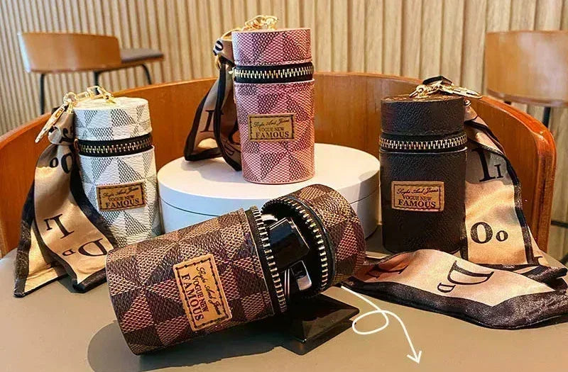 Découvrez le sac de rangement personnalisé MiniLux™, l'accessoire luxueux pour les femmes raffinées cherchant un sac de rangement personnalisé en cuir véritable et soie naturelle, un sac de rangement personnalisé élégant avec foulard en soie fluide et pendentif doré, un sac de rangement personnalisé compact en format seau miniature pour organiser accessoires beauté, un sac de rangement personnalisé polyvalent servant de mini sac à rouge à lèvres intégré et porte-clés ornemental, un sac de rangement personna
