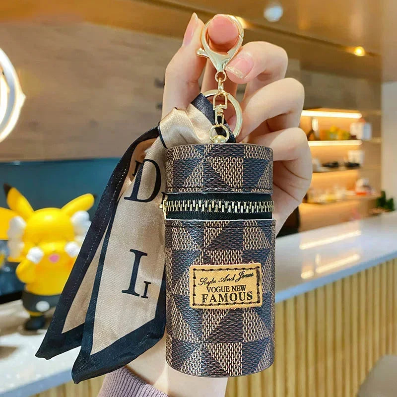 Découvrez le sac de rangement personnalisé MiniLux™, l'accessoire luxueux pour les femmes raffinées cherchant un sac de rangement personnalisé en cuir véritable et soie naturelle, un sac de rangement personnalisé élégant avec foulard en soie fluide et pendentif doré, un sac de rangement personnalisé compact en format seau miniature pour organiser accessoires beauté, un sac de rangement personnalisé polyvalent servant de mini sac à rouge à lèvres intégré et porte-clés ornemental, un sac de rangement personna