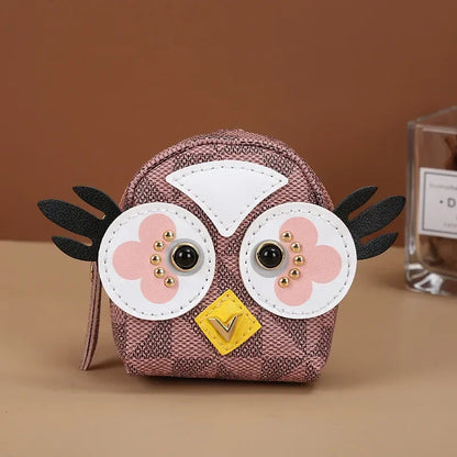 Découvrez le sac de rangement personnalisé MiniLux™, l'accessoire luxueux pour les femmes raffinées cherchant un sac de rangement personnalisé en cuir véritable et soie naturelle, un sac de rangement personnalisé élégant avec foulard en soie fluide et pendentif doré, un sac de rangement personnalisé compact en format seau miniature pour organiser accessoires beauté, un sac de rangement personnalisé polyvalent servant de mini sac à rouge à lèvres intégré et porte-clés ornemental, un sac de rangement personna