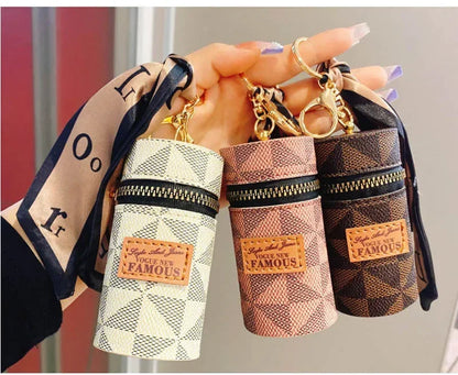 Découvrez le sac de rangement personnalisé MiniLux™, l'accessoire luxueux pour les femmes raffinées cherchant un sac de rangement personnalisé en cuir véritable et soie naturelle, un sac de rangement personnalisé élégant avec foulard en soie fluide et pendentif doré, un sac de rangement personnalisé compact en format seau miniature pour organiser accessoires beauté, un sac de rangement personnalisé polyvalent servant de mini sac à rouge à lèvres intégré et porte-clés ornemental, un sac de rangement personna