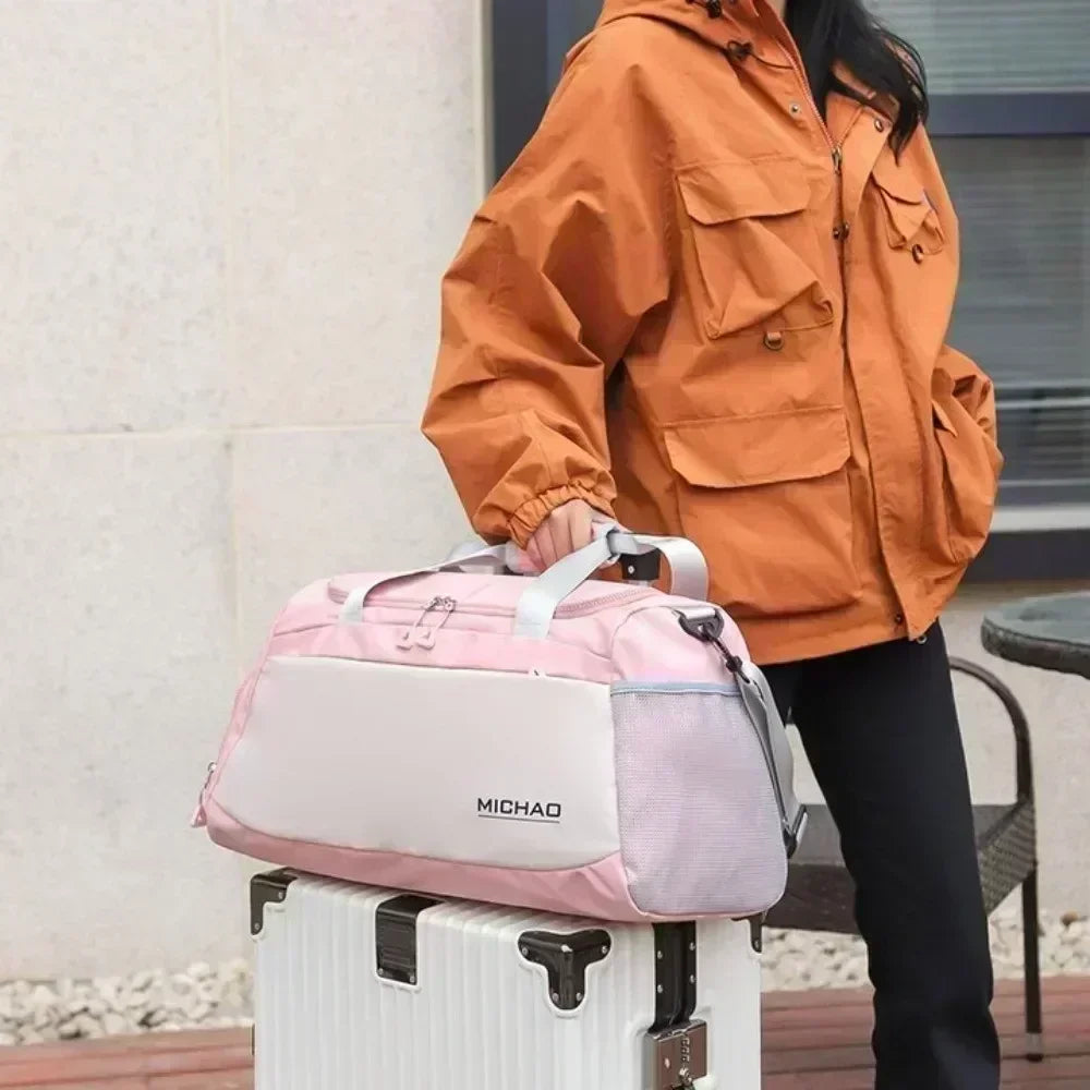 Découvrez le sac de sport femme avec compartiment étanche pour vêtements humides, idéal pour les femmes actives cherchant un sac de sport femme polyvalent pour yoga et piscine, ce sac de sport femme imperméable en polyester Oxford résistant aux intempéries offre une organisation intelligente avec séparation sèche et humide pour éviter les odeurs désagréables, parfait comme sac de sport femme grande capacité 50x27x23 cm pour week-end improvisé ou entraînement quotidien, disponible en coloris tendance comme s