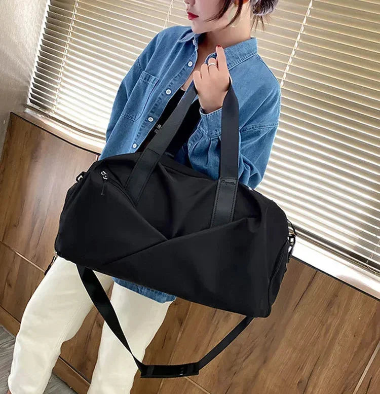 Découvrez le sac de sport femme MultiPro™, l'accessoire idéal pour les femmes actives cherchant un sac de sport femme avec compartiment étanche pour séparer vêtements secs et humides, un sac de sport femme polyvalent pour piscine yoga et bureau, un sac de sport femme durable en nylon résistant à l'eau et à l'usure, un sac de sport femme éco-responsable fabriqué avec matériaux durables, un sac de sport femme adaptable en deux tailles petit et grand pour entraînements intensifs ou week-ends improvisés, un sac