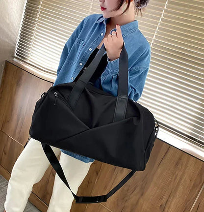 Découvrez le sac de sport femme MultiPro™, l'accessoire idéal pour les femmes actives cherchant un sac de sport femme avec compartiment étanche pour séparer vêtements secs et humides, un sac de sport femme polyvalent pour piscine yoga et bureau, un sac de sport femme durable en nylon résistant à l'eau et à l'usure, un sac de sport femme éco-responsable fabriqué avec matériaux durables, un sac de sport femme adaptable en deux tailles petit et grand pour entraînements intensifs ou week-ends improvisés, un sac