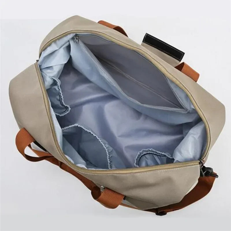 Le sac de sport femme Movella™ est l’allié élégant et fonctionnel de toutes les femmes actives à la recherche d’un sac de sport femme imperméable, à la fois chic et pratique. Conçu en tissu Oxford hydrofuge, il protège vos effets personnels, que ce soit après la piscine, une séance de yoga, de fitness, ou durant un week-end de 2 nuits. Sa grande capacité de 20 à 35 litres et ses multiples compartiments intelligents en font un sac de sport femme grande capacité idéal pour organiser vos affaires. 