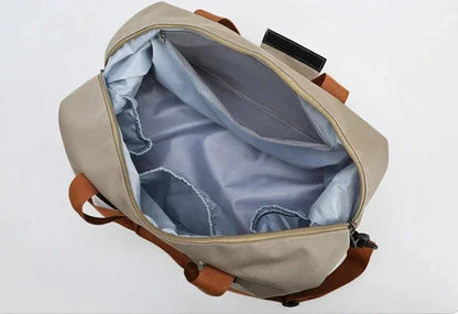 Découvrez le sac de sport femme Movella™, l'accessoire indispensable pour les femmes actives à la recherche d'un sac de sport femme imperméable en tissu Oxford résistant aux intempéries, un sac de sport femme avec compartiment séparé pour chaussures et linge humide pour une organisation hygiénique, un sac de sport femme polyvalent adaptable du bureau à la salle de sport avec capacité généreuse de 20-35L pour 3-5 jours d'affaires, un sac de sport femme élégant disponible en 7 couleurs tendance comme vert kak
